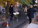 Uczniowie odwiedzili groby zmarłych nauczycieli